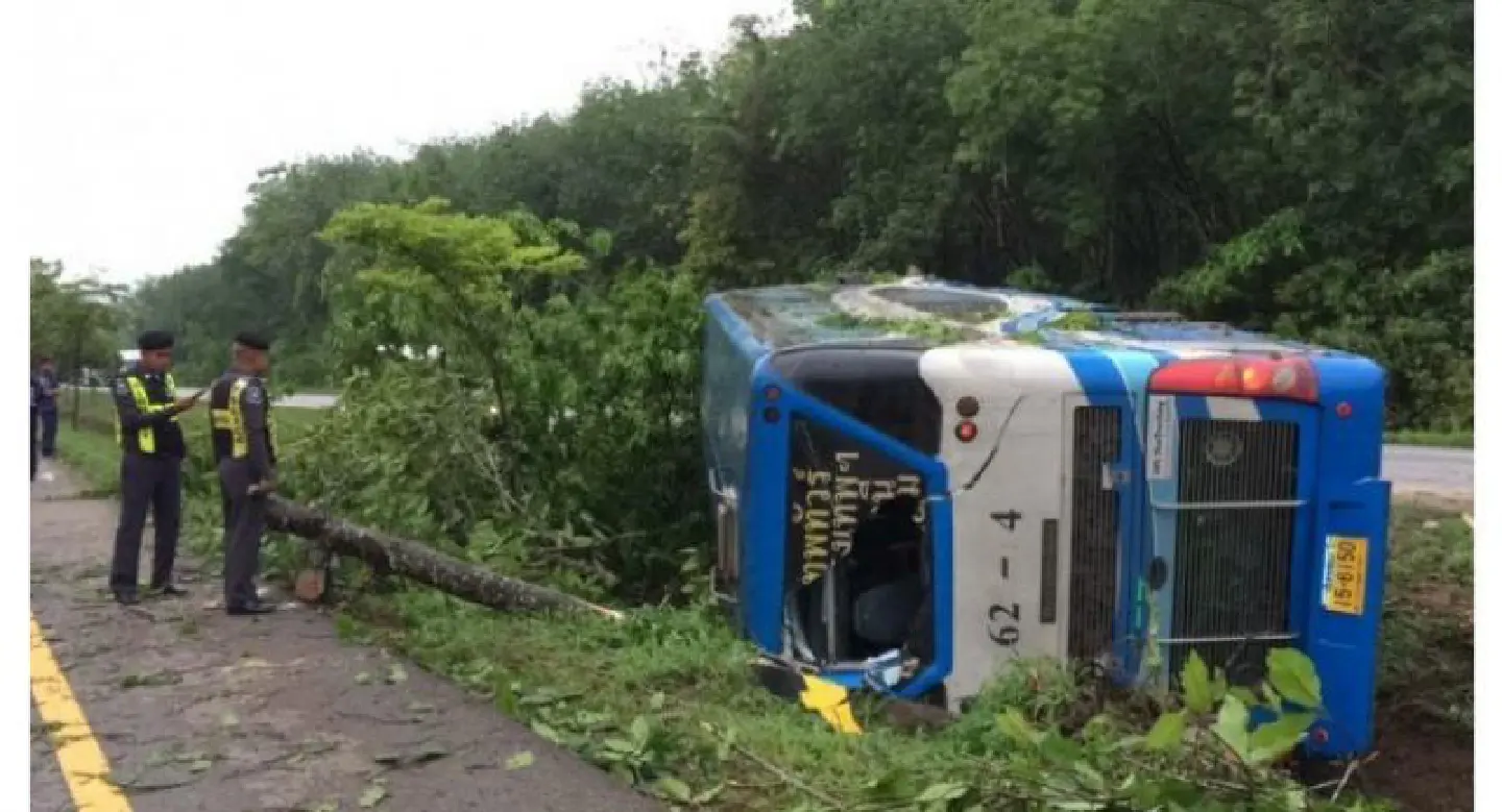 Bus flips in Surat Thani, 19 passengers injured Bus flips in Surat Thani, 19 passengers injured