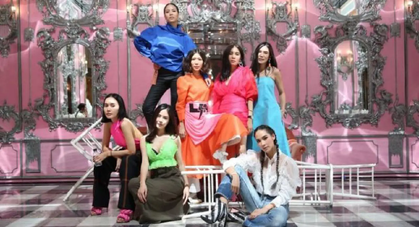 Landmee dazzles with neon vintage style Landmee dazzles with neon vintage style