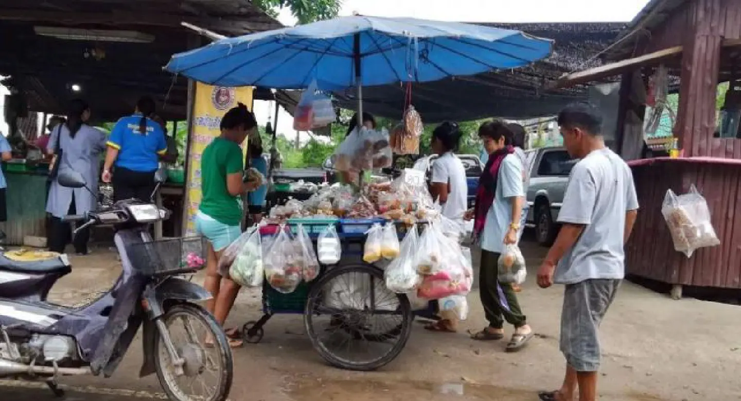 Beloved Phitsanulok street food vendor vows to keep prices low Beloved Phitsanulok street food vendor vows to keep prices low