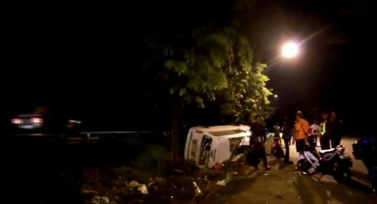 Eight hurt in van accident at Nakhon Sawan black spot Eight hurt in van accident at Nakhon Sawan black spot