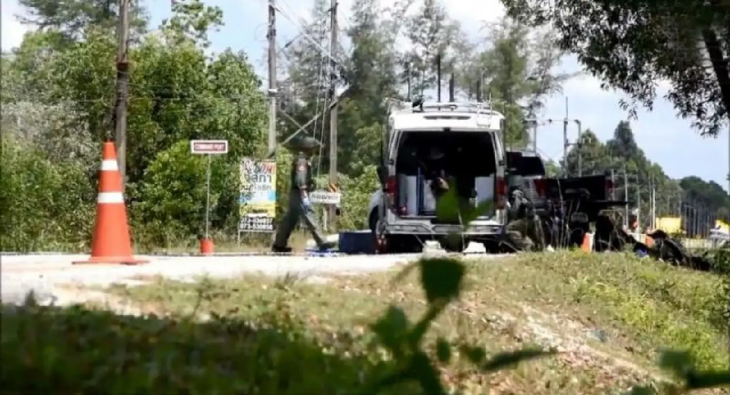 Insurgents burn tyres, bomb power poles in Narathiwat Insurgents burn tyres, bomb power poles in Narathiwat