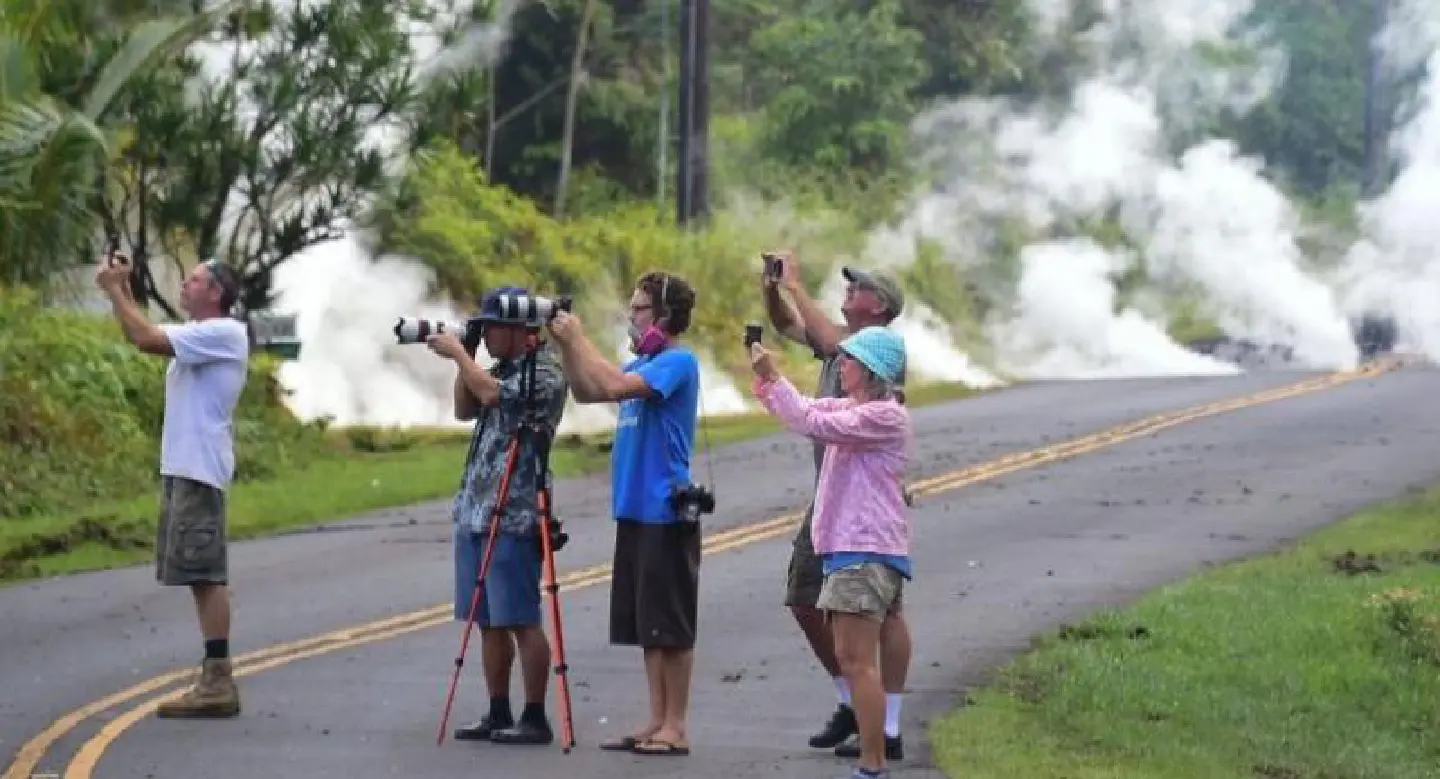 Thousands flee after Hawaii quake triggers new volcano eruptions