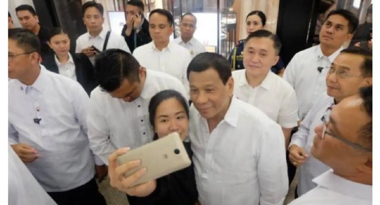 Duterte takes a break, goes to Makati mall to window shop Duterte takes a break, goes to Makati mall to window shop