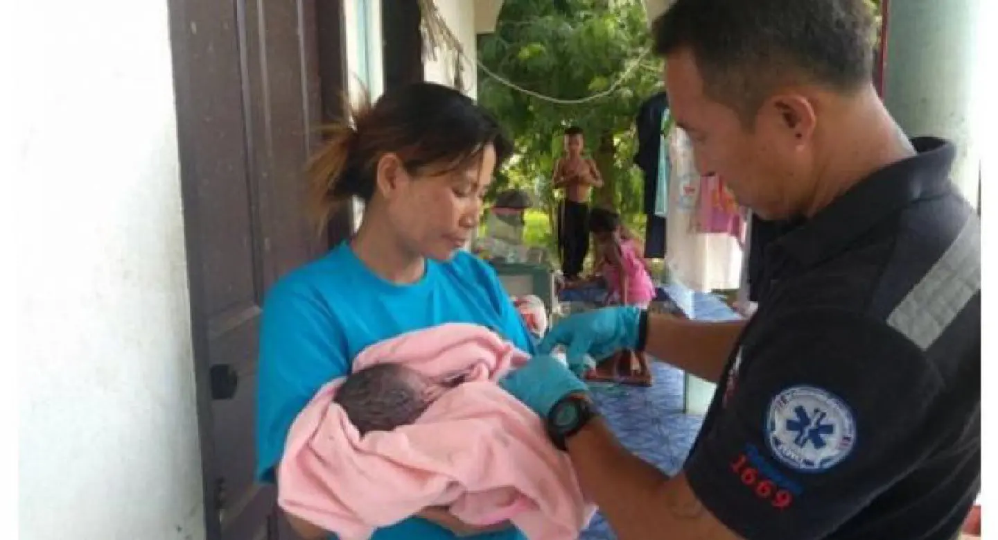 Newborn baby rescued from garbage dump in Pathum Thani Newborn baby rescued from garbage dump in Pathum Thani