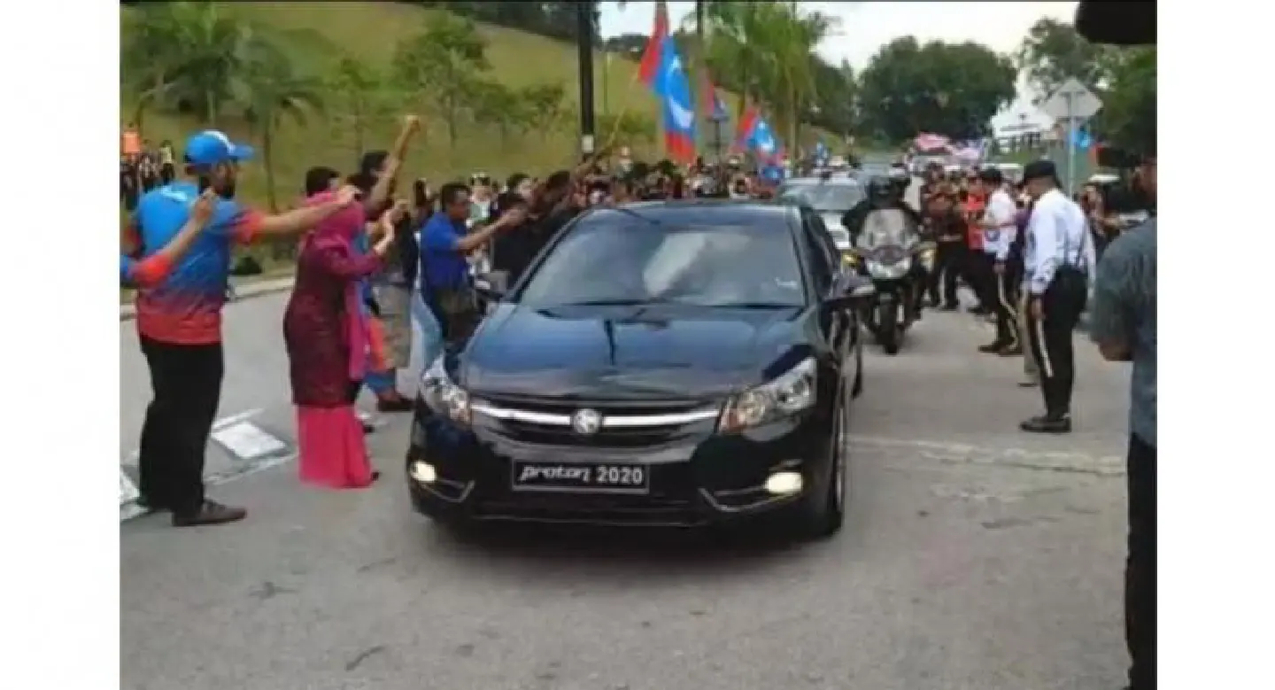 Anticipation builds at Istana Negara for Dr M's swearing-in as PM