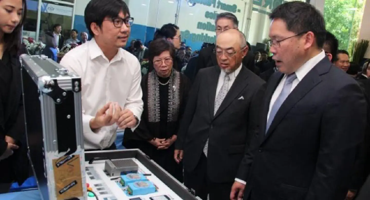 Industry minister opens SME centre Industry minister opens SME centre