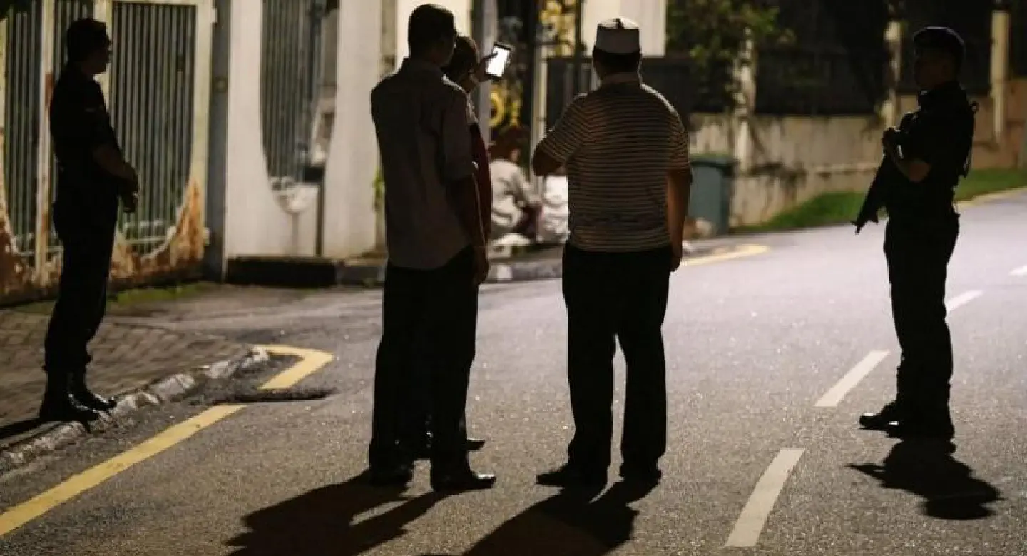 Police search scandal-tainted Malaysian ex-premier's home Police search scandal-tainted Malaysian ex-premier's home