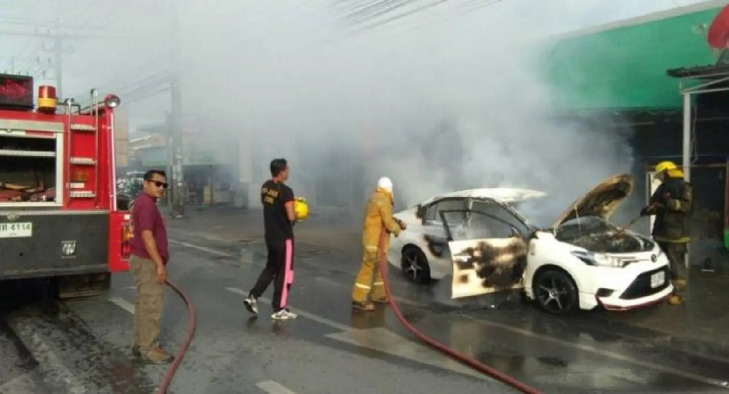 Three escape burning vehicle in Wichit Three escape burning vehicle in Wichit