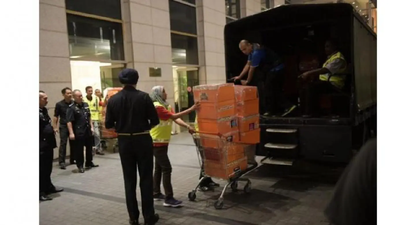 Malaysian police seize 284 luxury bags, 72 bags of cash and valuables from Najib-linked apartments Malaysian police seize 284 luxury bags, 72 bags of cash and valuables from Najib-linked apartments