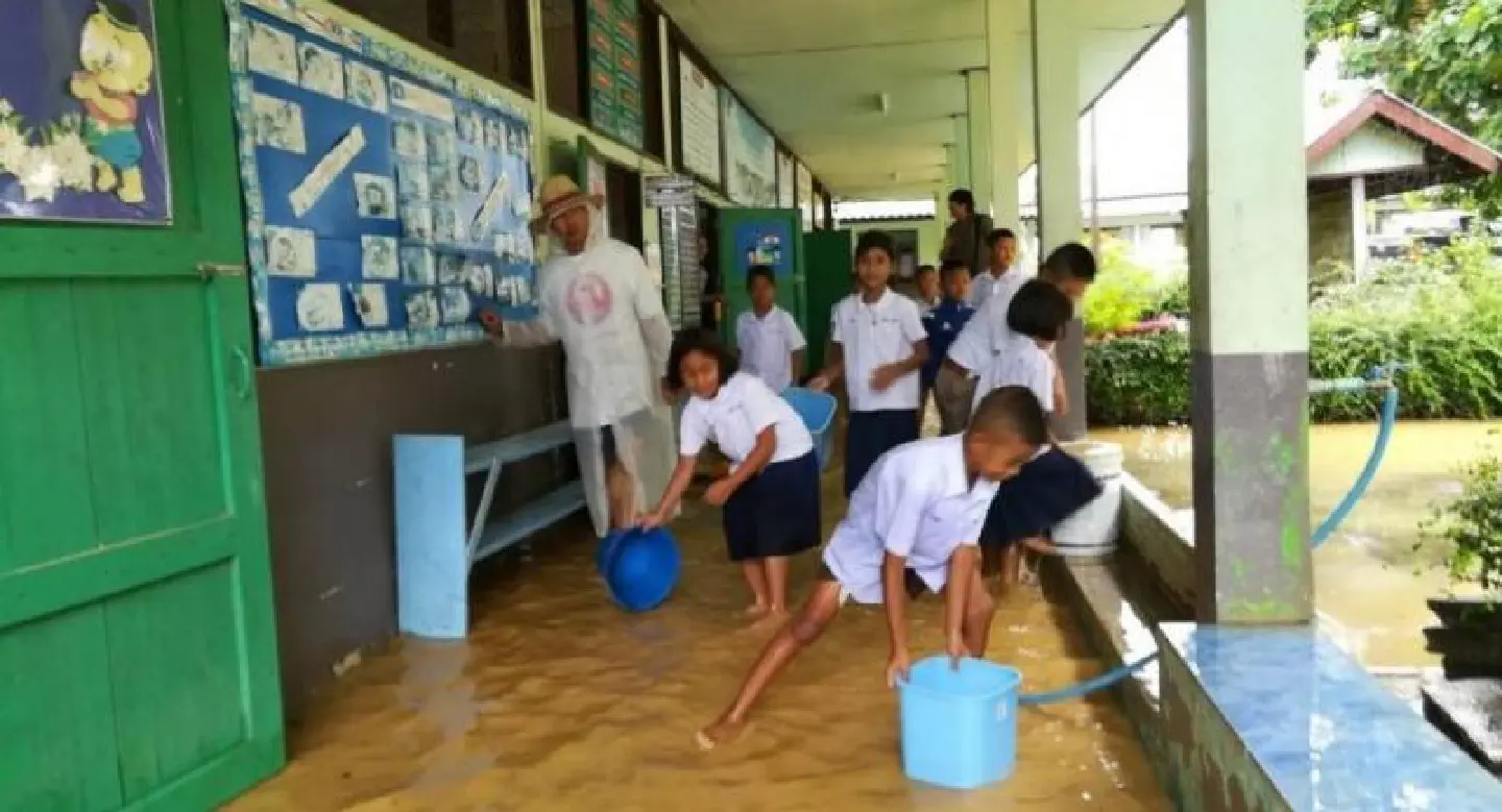 Pupils help teachers to clean up as school suffers flash flooding in Phitsanulok