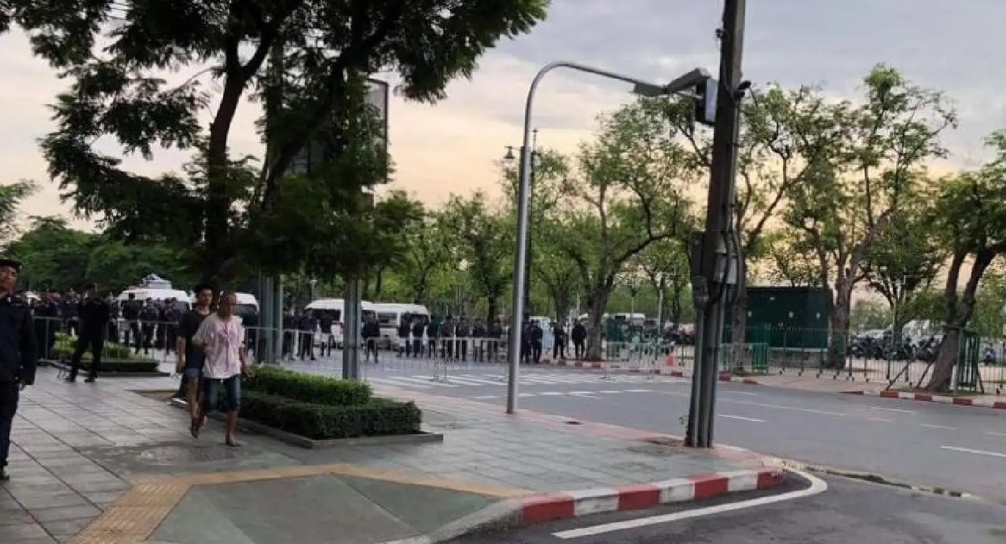 Police set up barricades in front of Thammasat