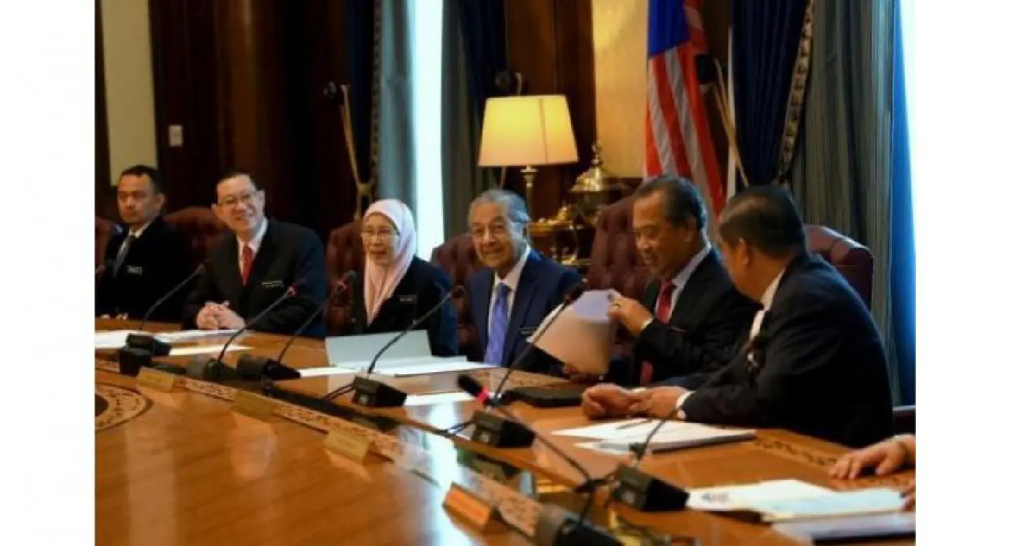 Malaysian Cabinet members agree to 10 percent salary cut Malaysian Cabinet members agree to 10 percent salary cut