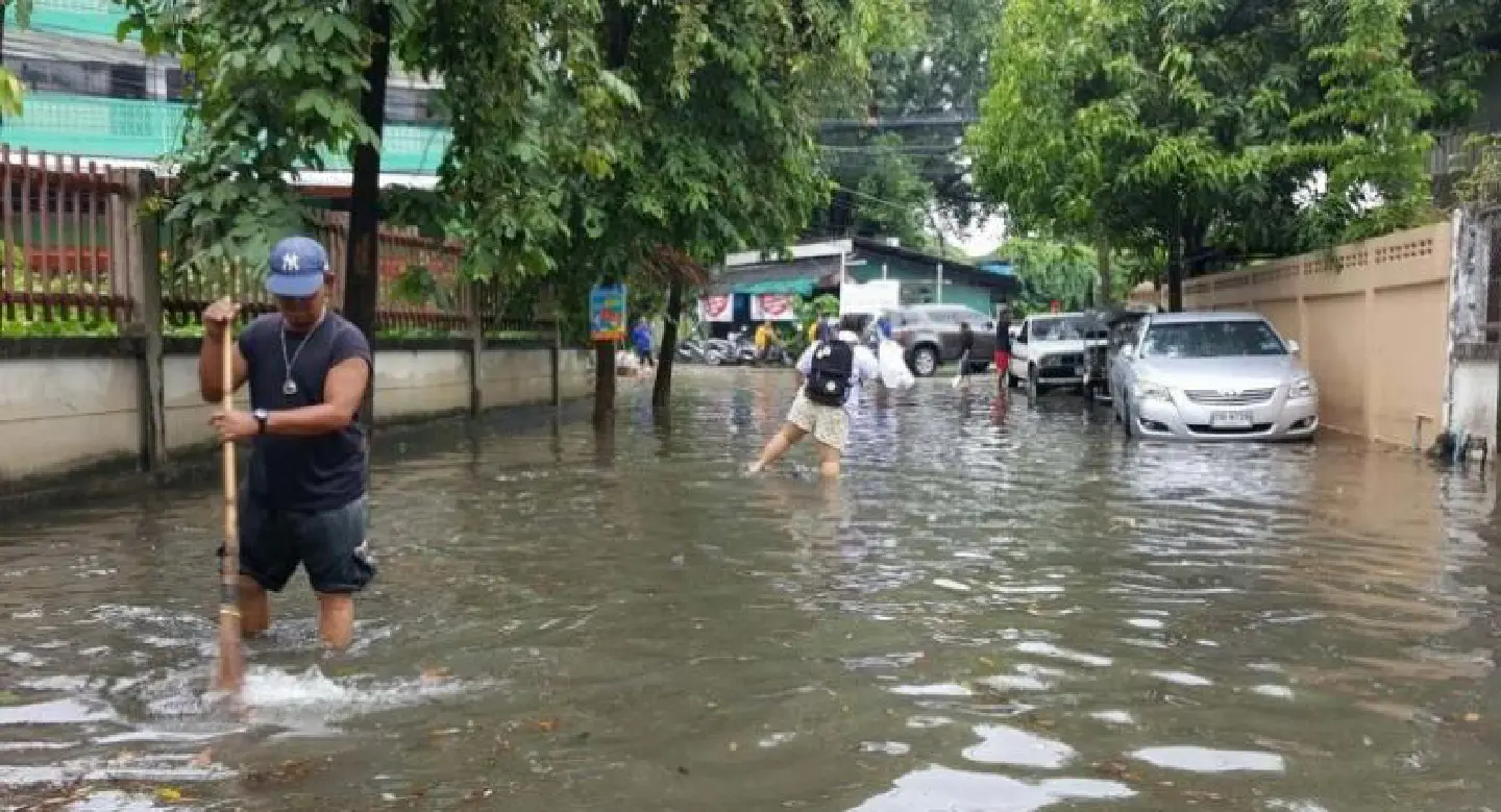 Downtown Chiang Mai swamped by flash floods Downtown Chiang Mai swamped by flash floods