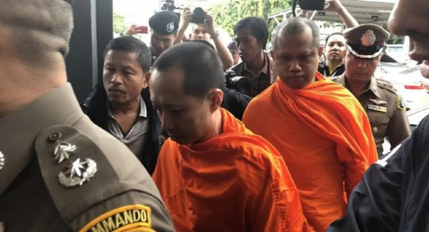 Wat Saket abbot eludes police cordon Wat Saket abbot eludes police cordon