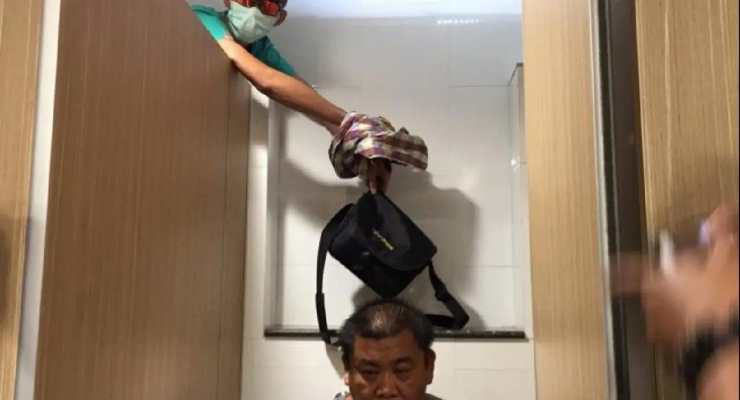 Chaiyaphum toilet thief grabs bags while men relieve themselves Chaiyaphum toilet thief grabs bags while men relieve themselves