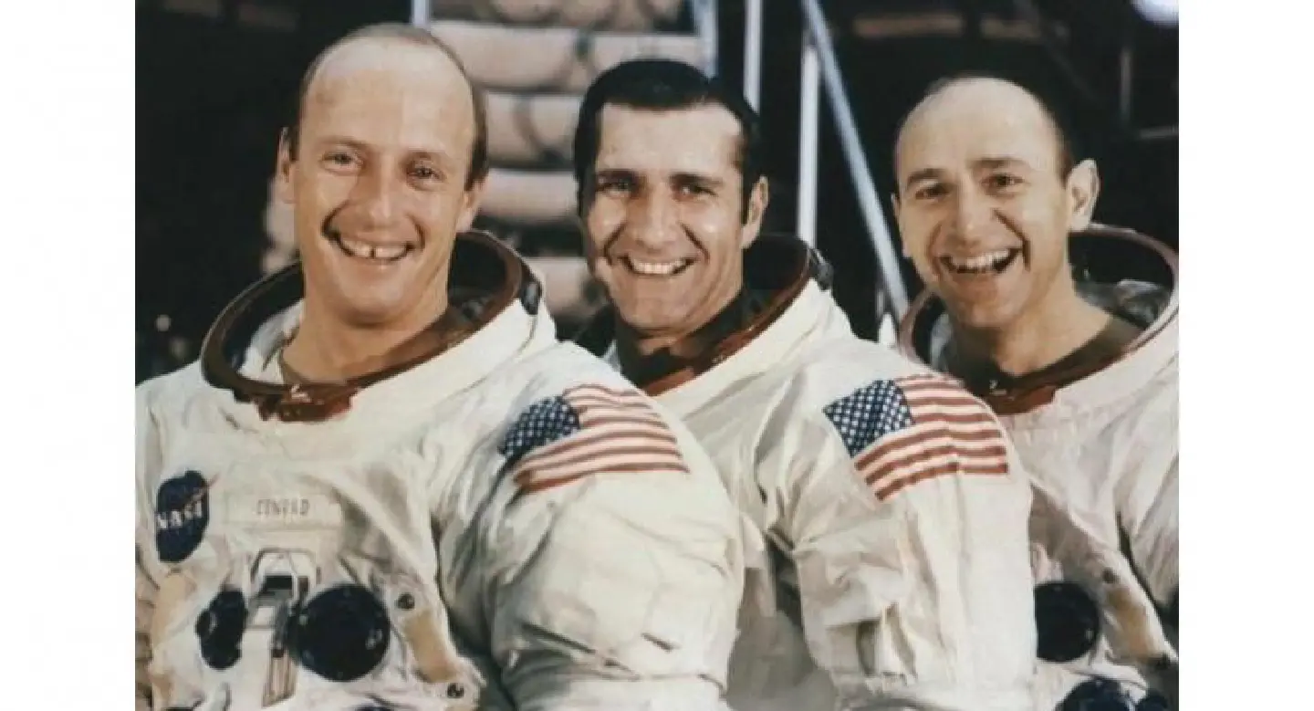 Moonwalking astronaut-artist Alan Bean dies at 86 Moonwalking astronaut-artist Alan Bean dies at 86
