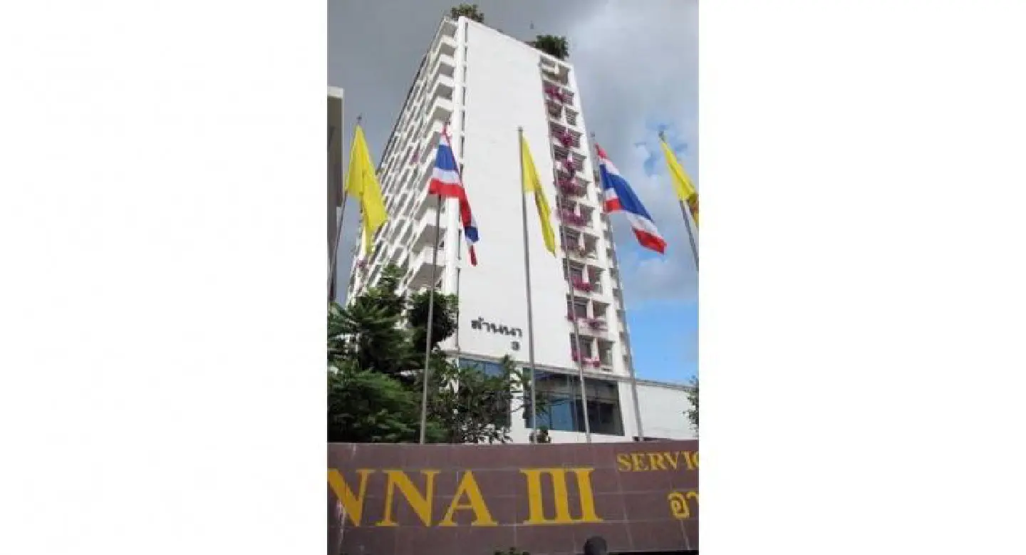 Troubled British tourist falls to death from 15th-floor condo balcony Troubled British tourist falls to death from 15th-floor condo balcony