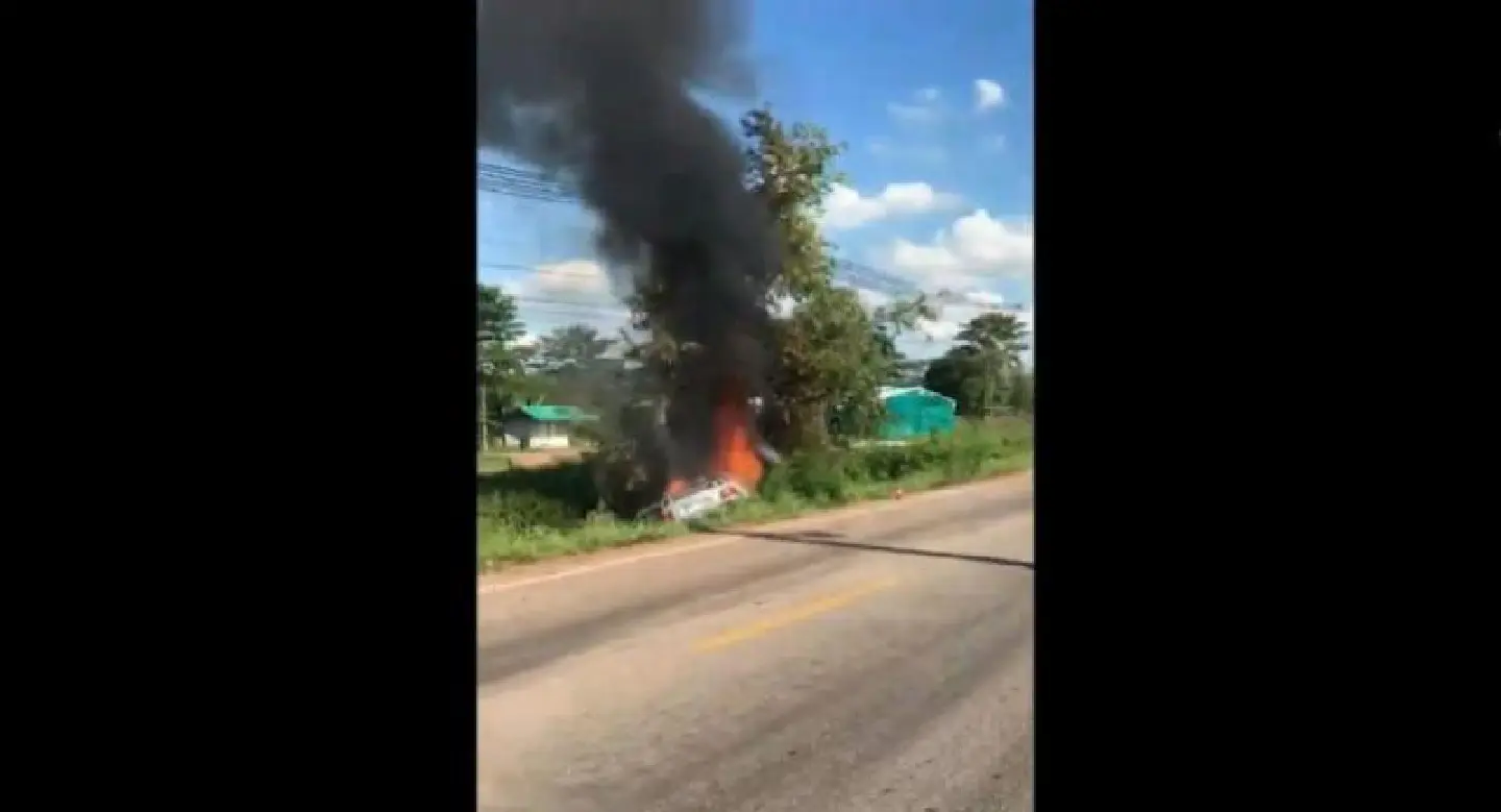 Teacher narrowly escapes fire following car crash in Bueng Kan Teacher narrowly escapes fire following car crash in Bueng Kan