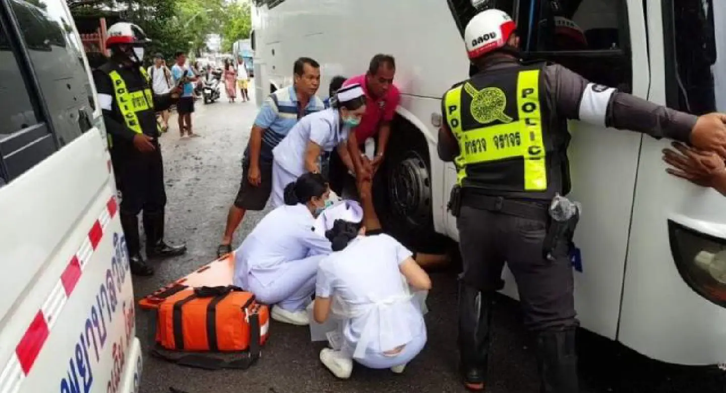 Phuket student seriously injured in crash with tour bus Phuket student seriously injured in crash with tour bus