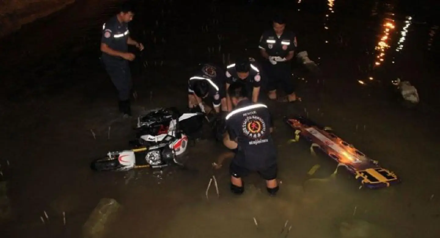 Surin man dies after driving into bridge construction hole Surin man dies after driving into bridge construction hole