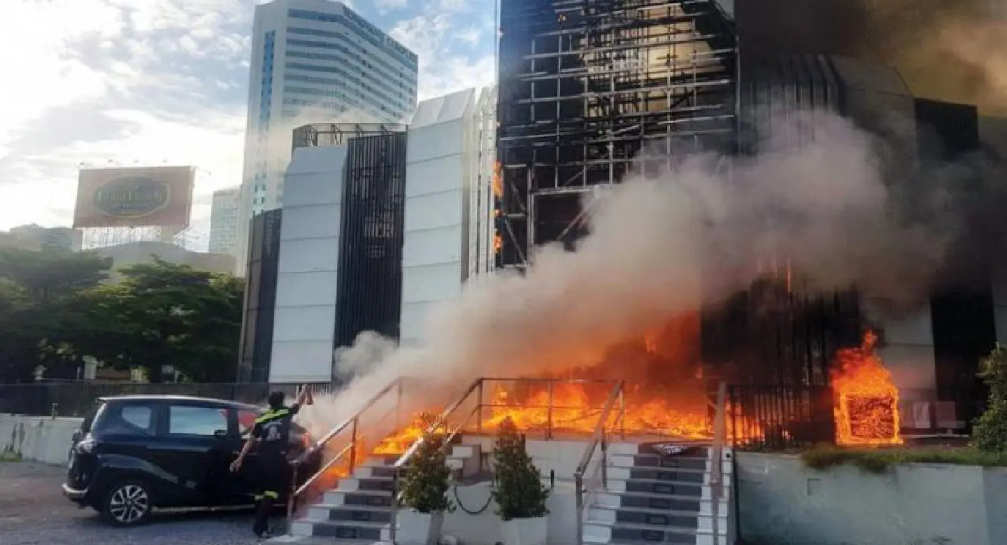 Fire ravages Bangkok pub Fire ravages Bangkok pub