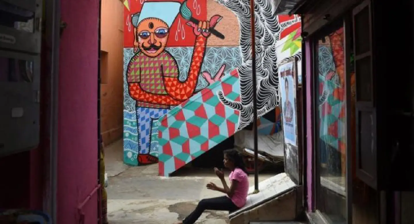 Colour sweeps through Mumbai slums Colour sweeps through Mumbai slums