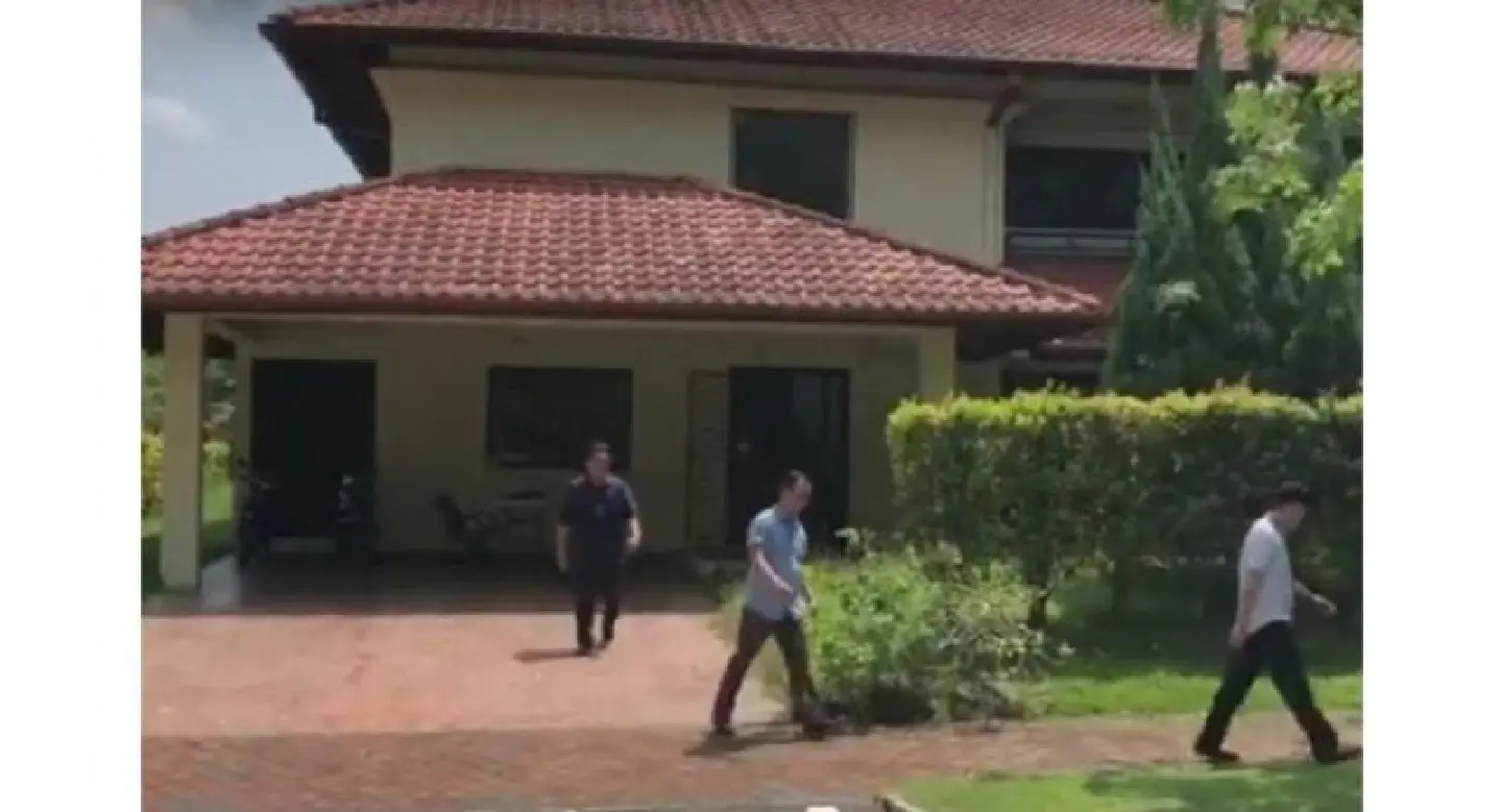 Plainclothes cops raiding Najib's alleged 'safe house' in Putrajaya