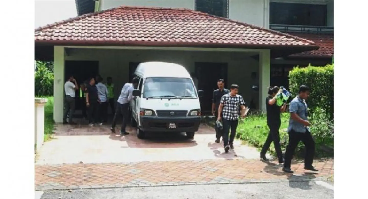 Designer handbags, branded shoes, jewellery among items seized from Najib's 'safe house' Designer handbags, branded shoes, jewellery among items seized from Najib's 'safe house'