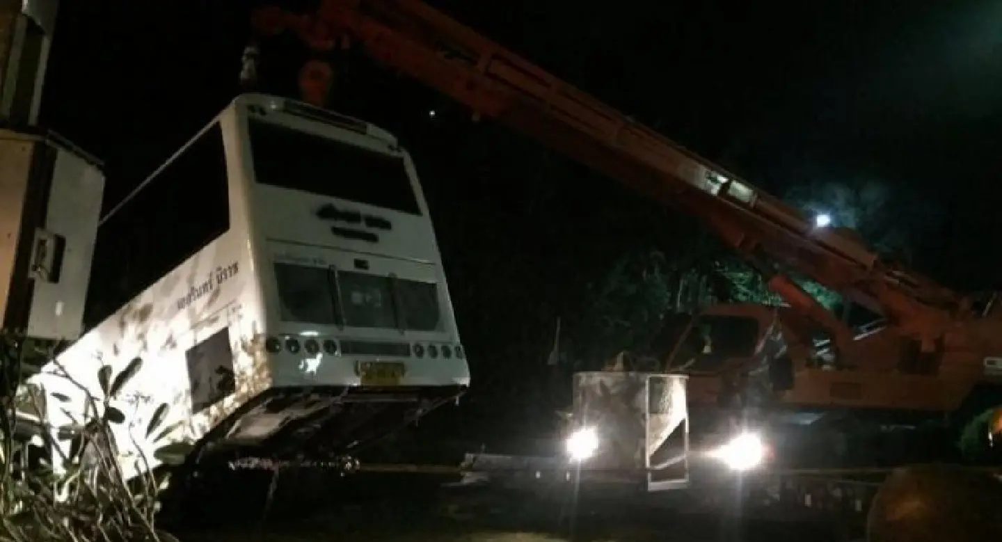 Bus with 33 Chinese tourists on brink of falling into Phuket ravine Bus with 33 Chinese tourists on brink of falling into Phuket ravine