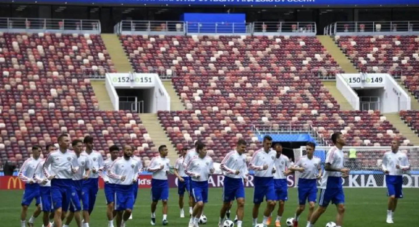 World Cup fever builds as fans, teams pour into Russia World Cup fever builds as fans, teams pour into Russia