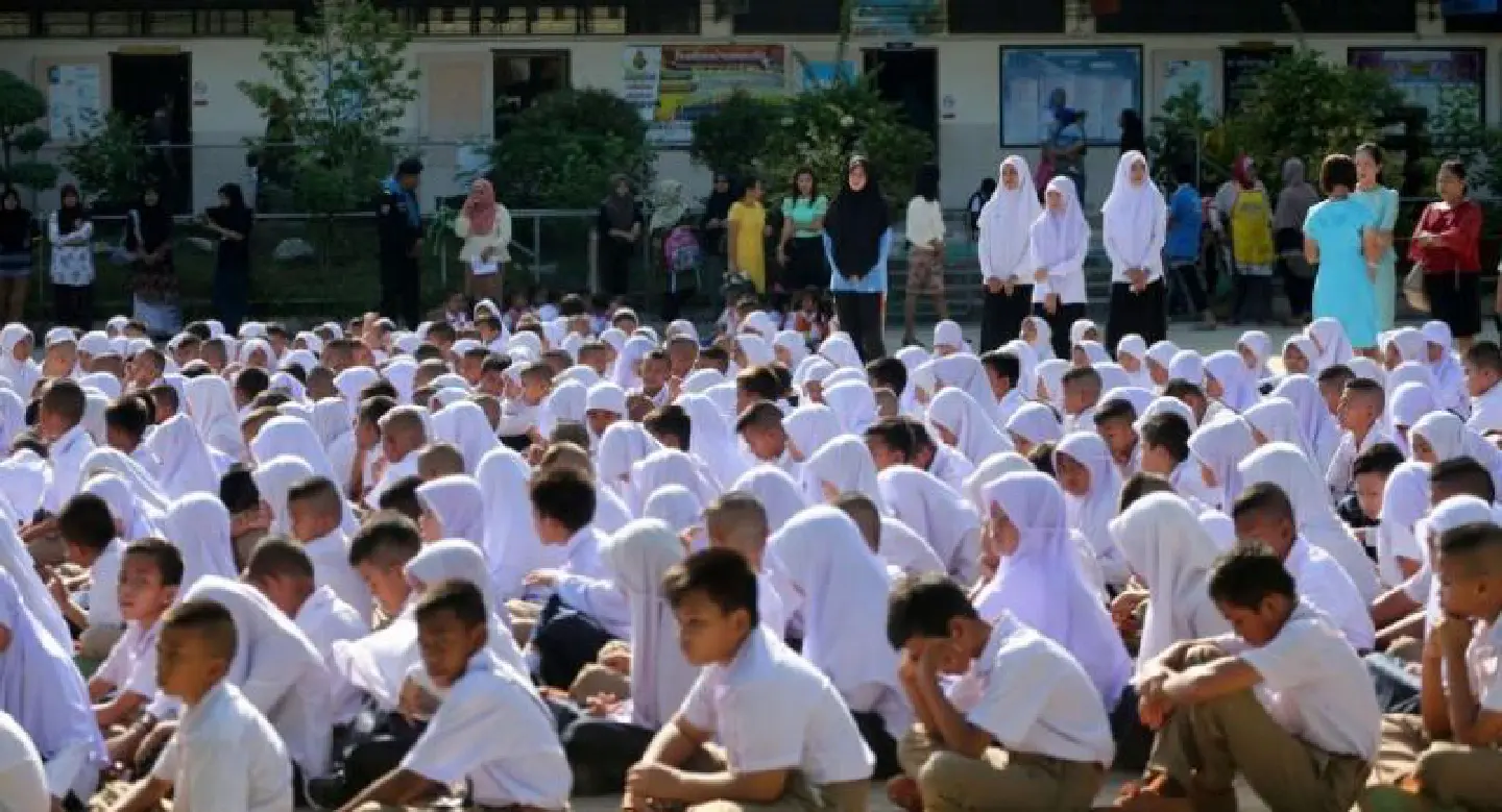 Ministry decision on Muslim students’ dress code seen as divisive