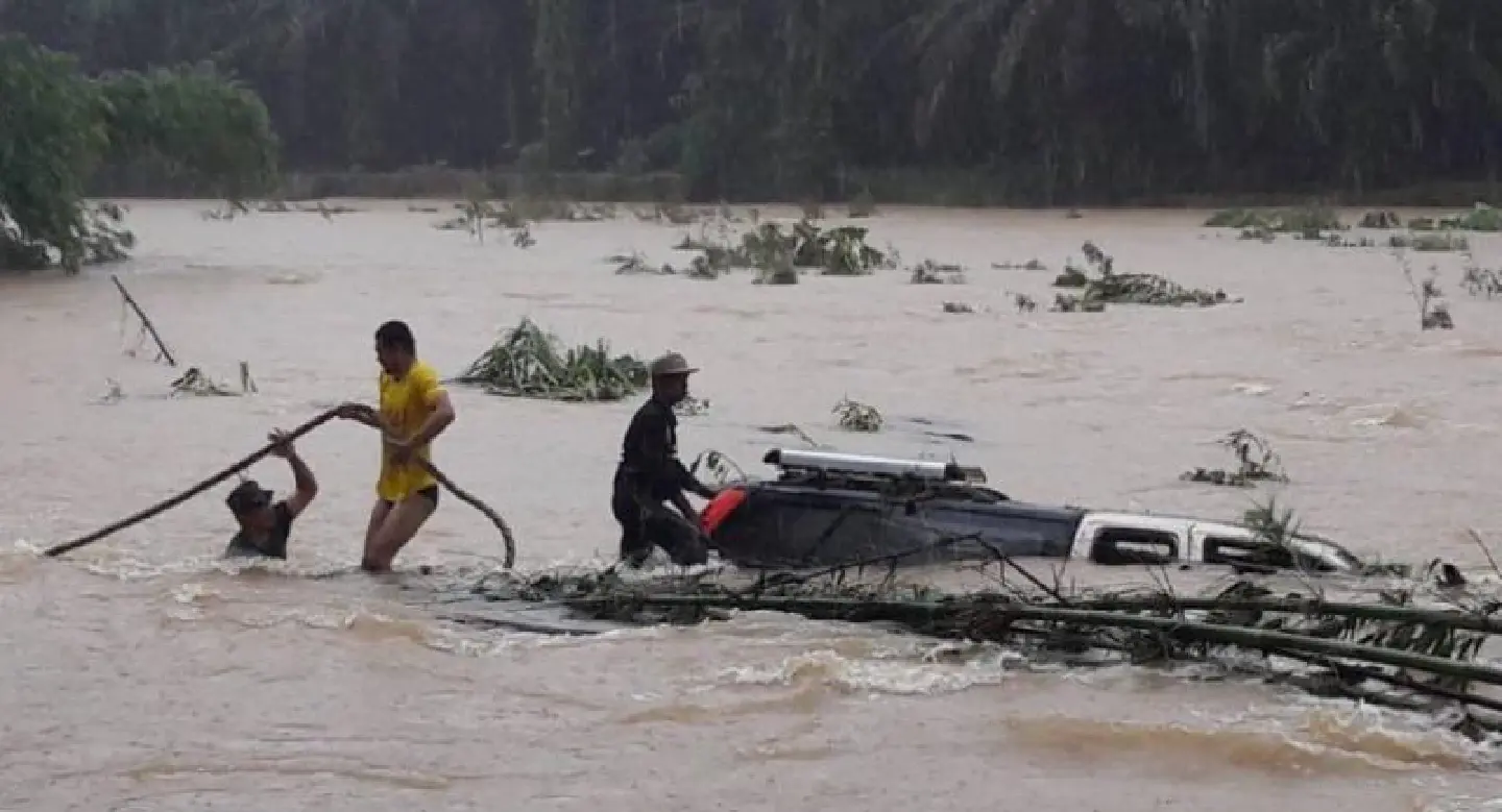 Wife missing after pickup swept into Ranong canal as weather worsens Wife missing after pickup swept into Ranong canal as weather worsens