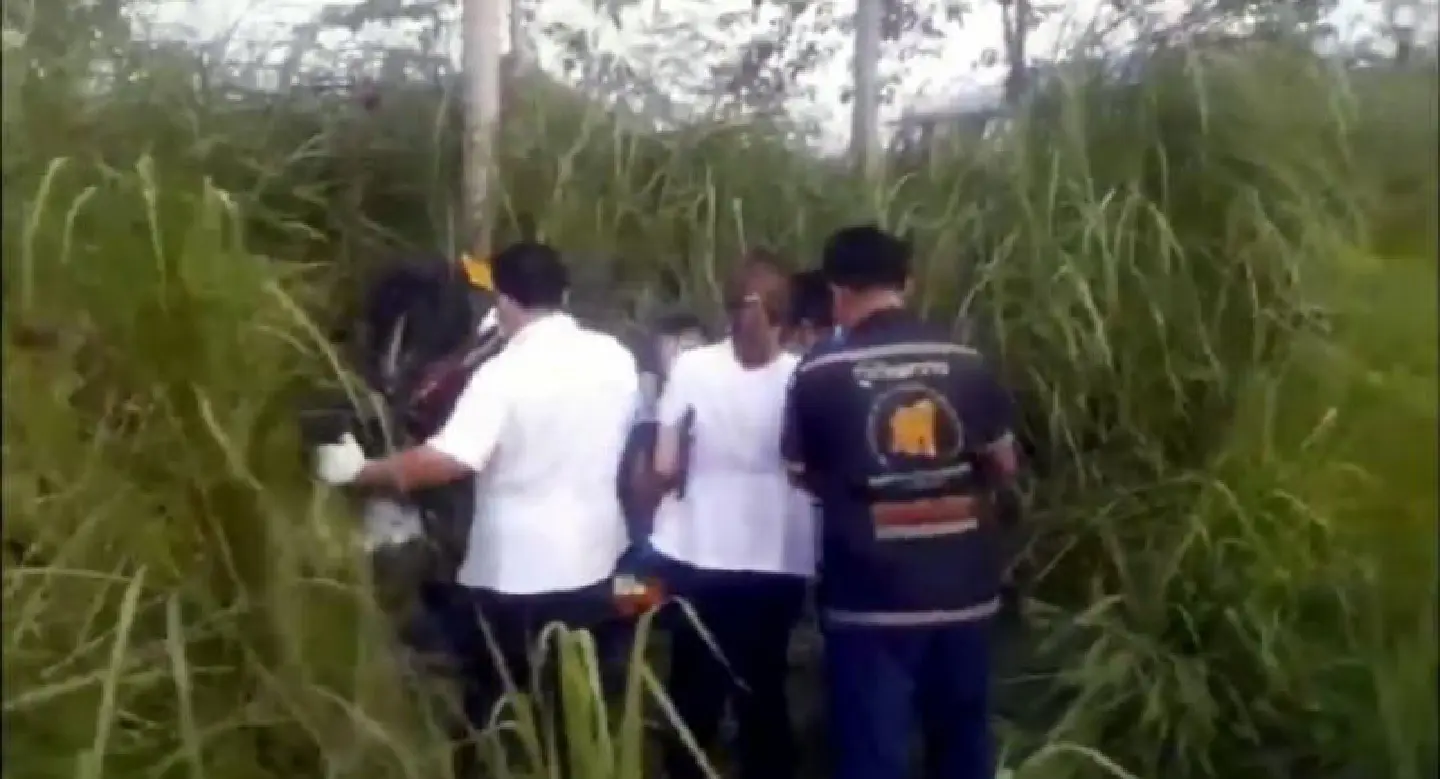 Taxi-motorcyclist found shot dead on Chon Buri roadside Taxi-motorcyclist found shot dead on Chon Buri roadside
