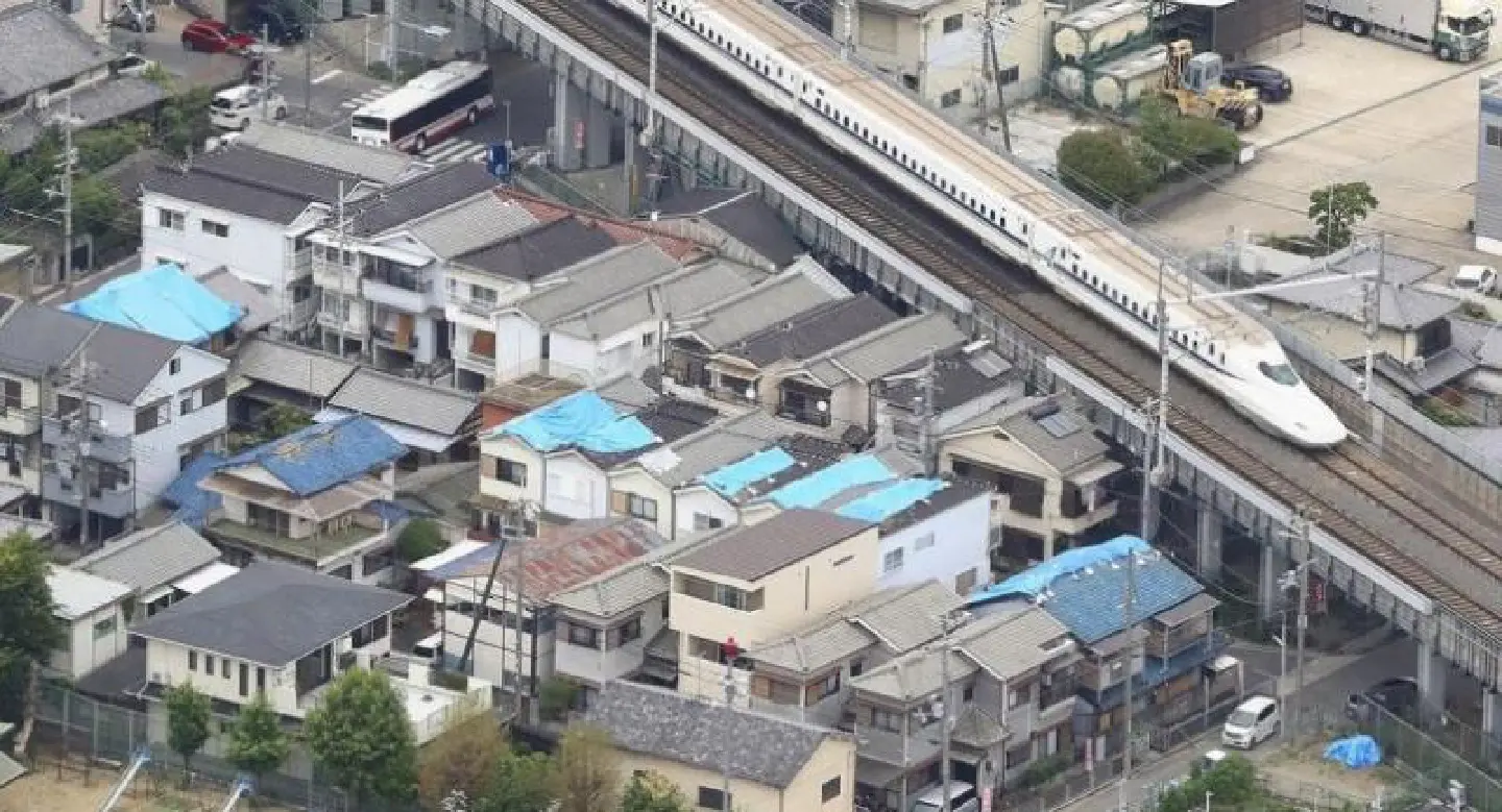 Gas, drinking water remain suspended after Osaka quake Gas, drinking water remain suspended after Osaka quake