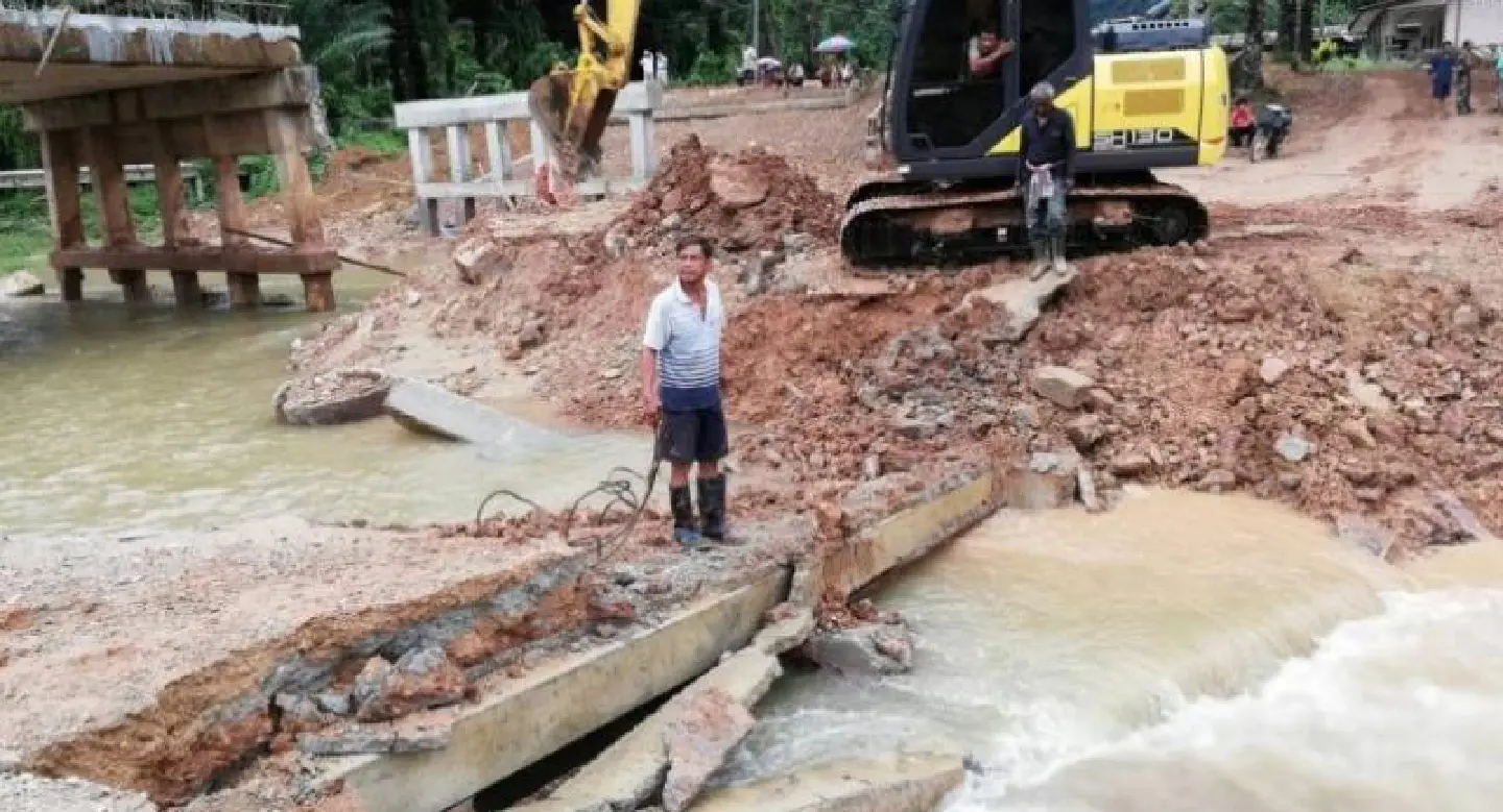 Krabi bridge washed away in heavy rain Krabi bridge washed away in heavy rain