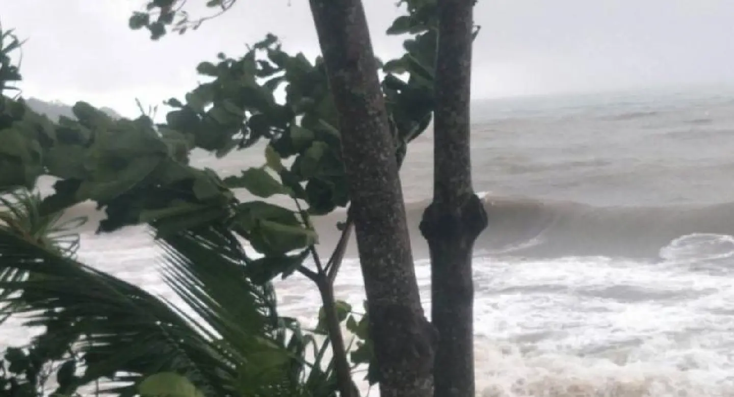 Storms batter Krabi coast Storms batter Krabi coast