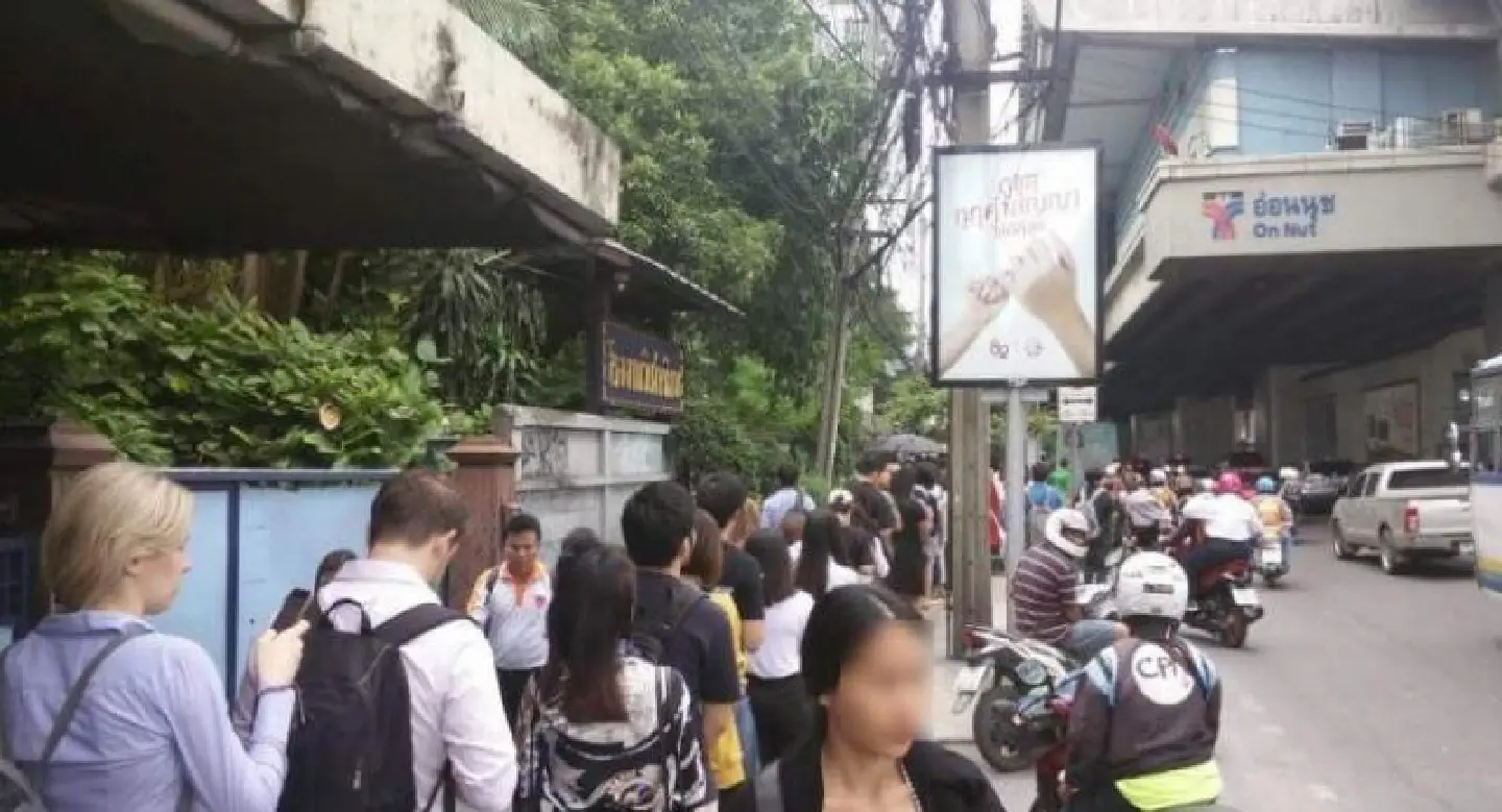 BTS stations crowded as signal system breaks down during rush-hour