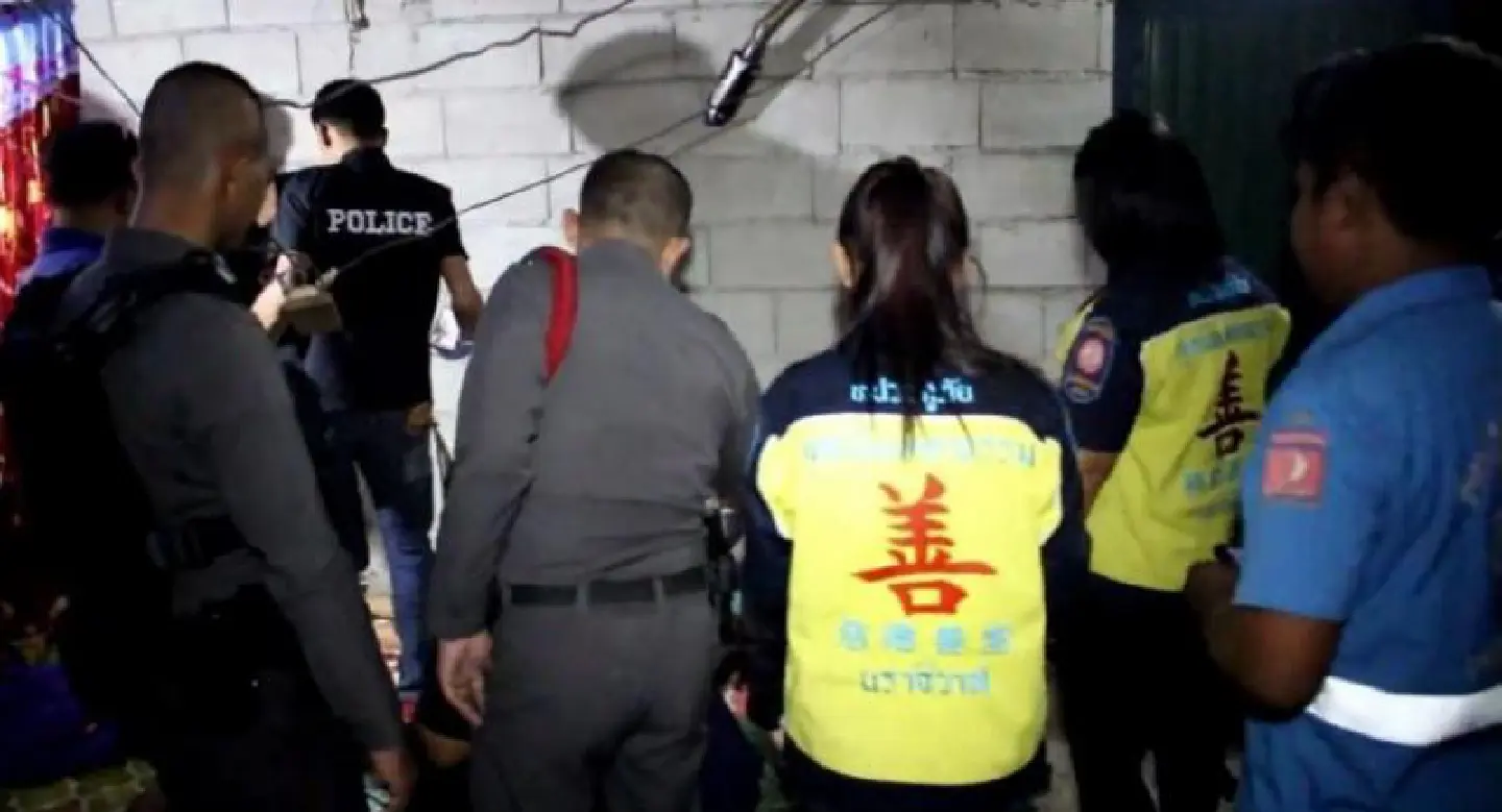 Mother shot dead in Narathiwat, daughter weeps by her body Mother shot dead in Narathiwat, daughter weeps by her body