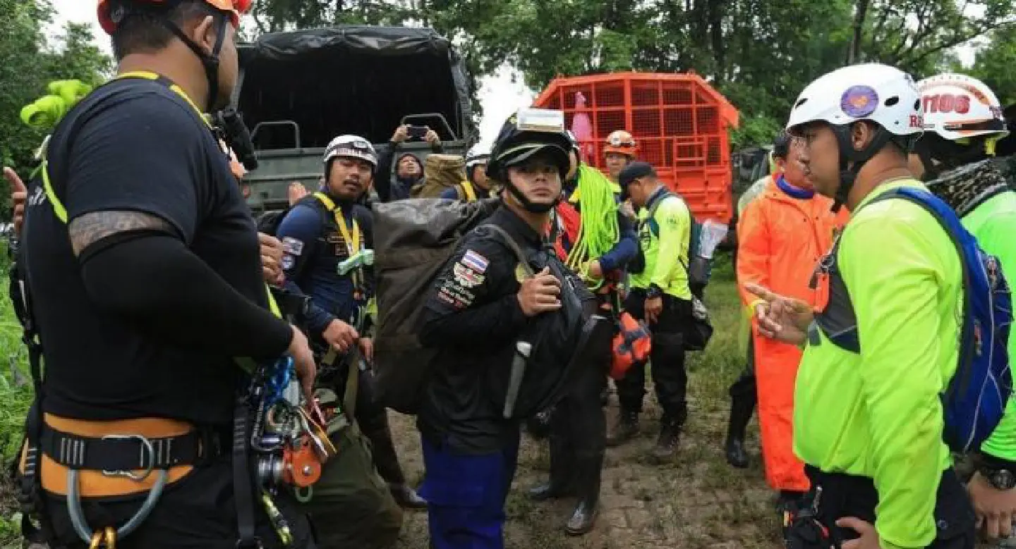 King calls for crowd control at Chiang Rai cave King calls for crowd control at Chiang Rai cave