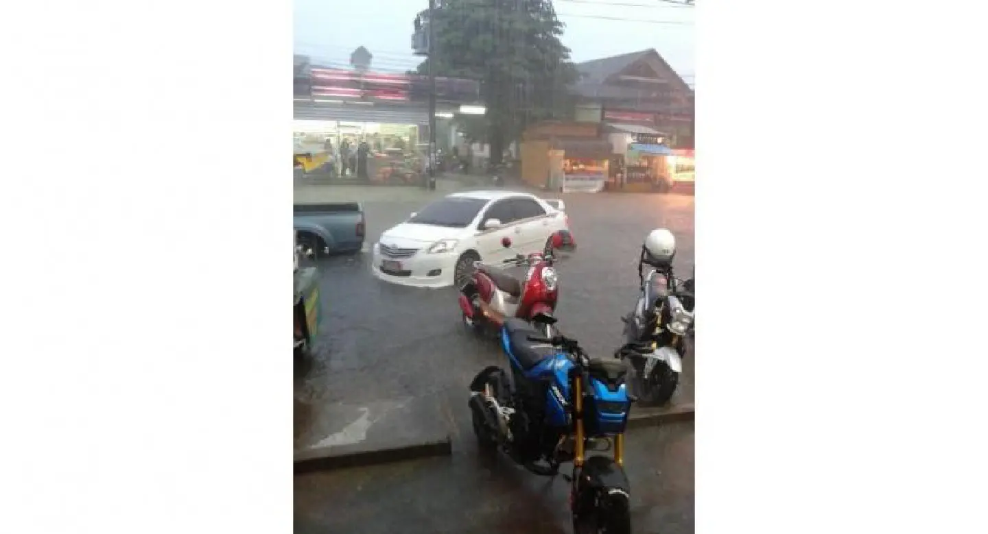 Floods paralyse Phuket roads, flights diverted Floods paralyse Phuket roads, flights diverted