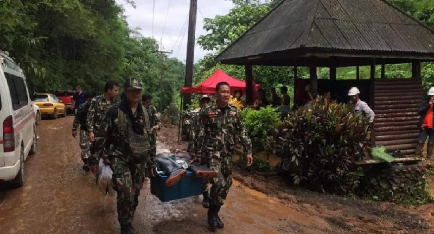 Support team races against clock to install water pumps as water levels rise in cave