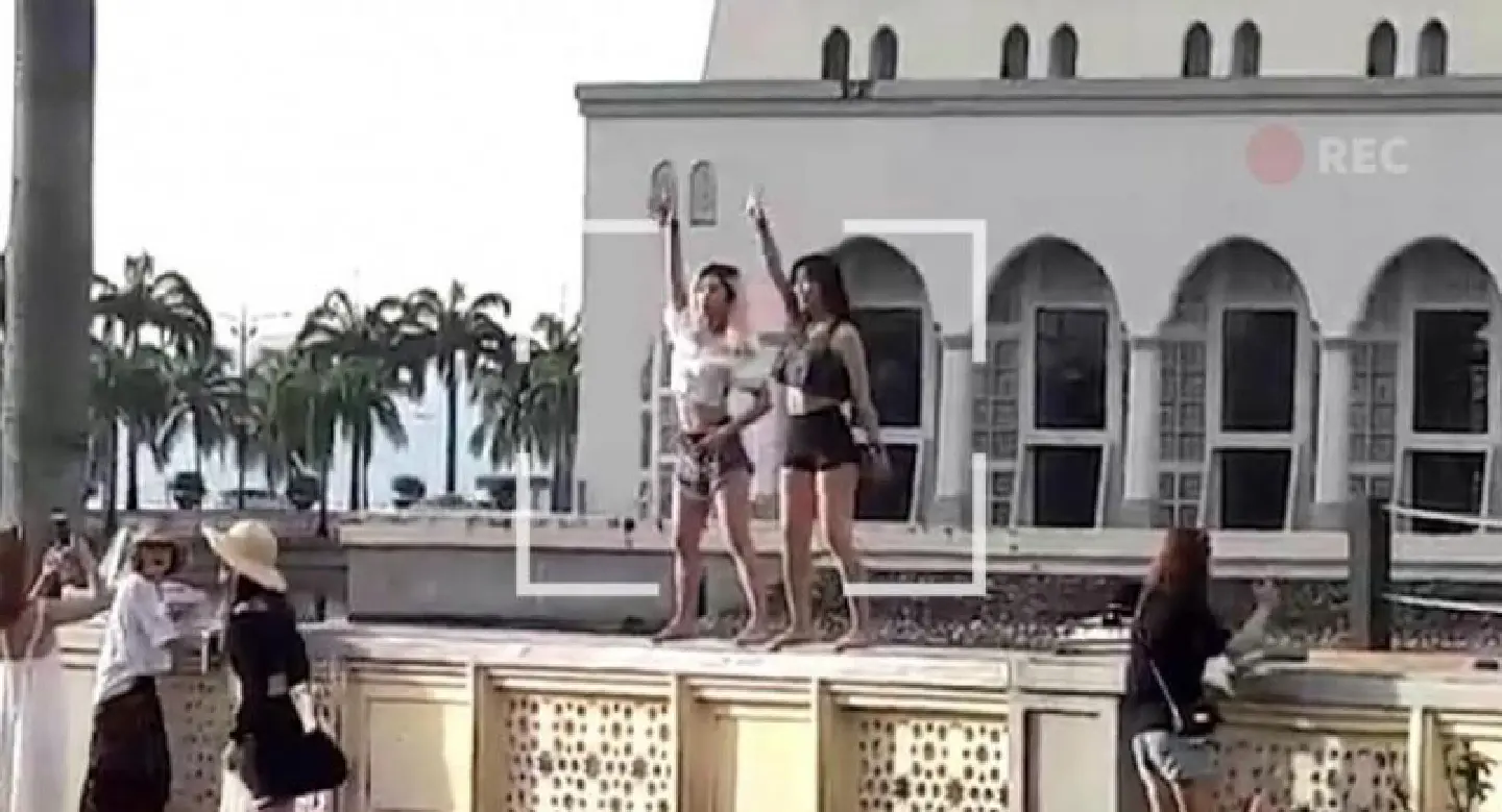 Chinese tourists fined RM25 each for disrespectful dance in front of mosque wall