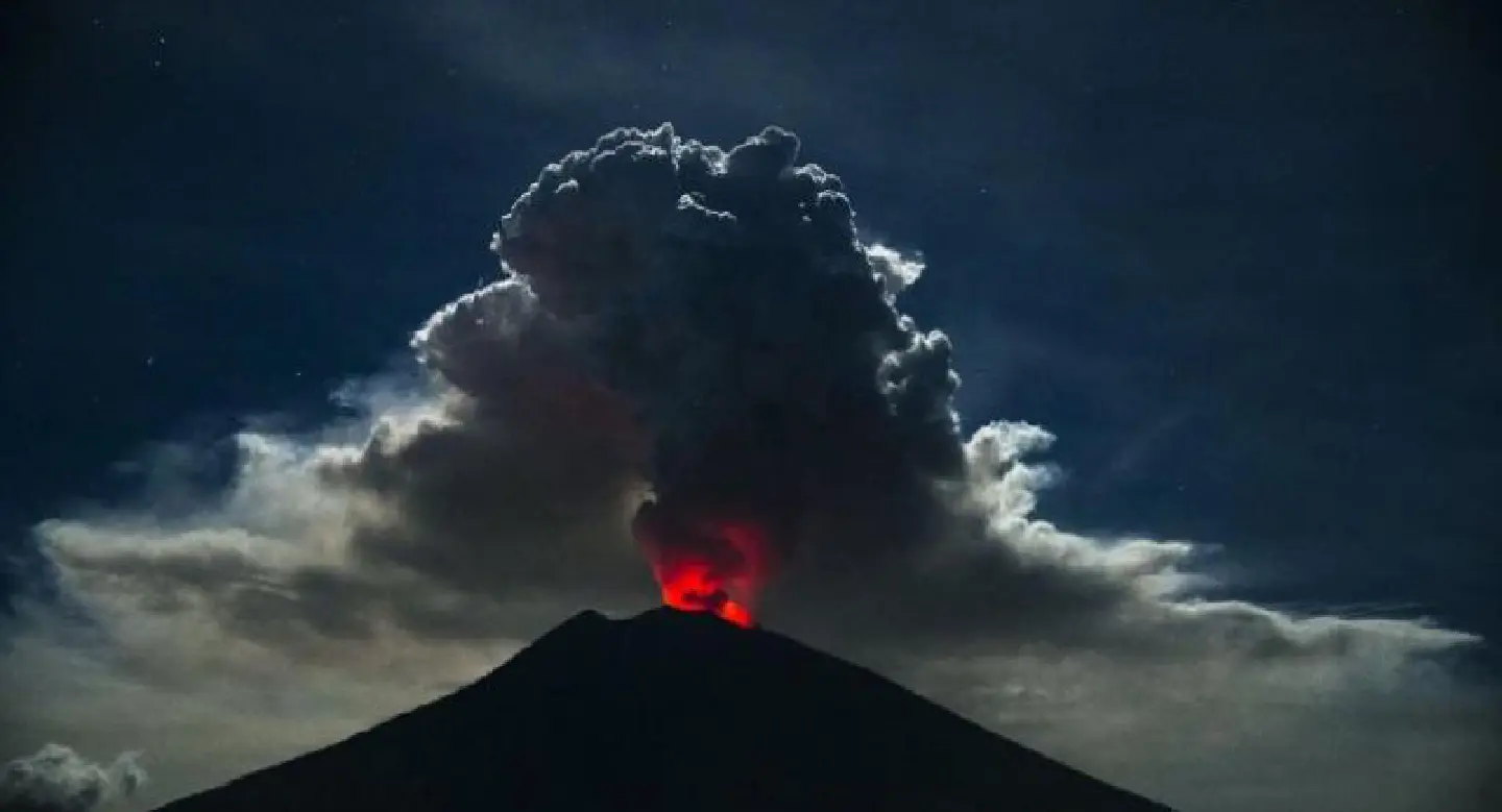 Thousands of tourists stranded as Bali volcano eruption closes airport