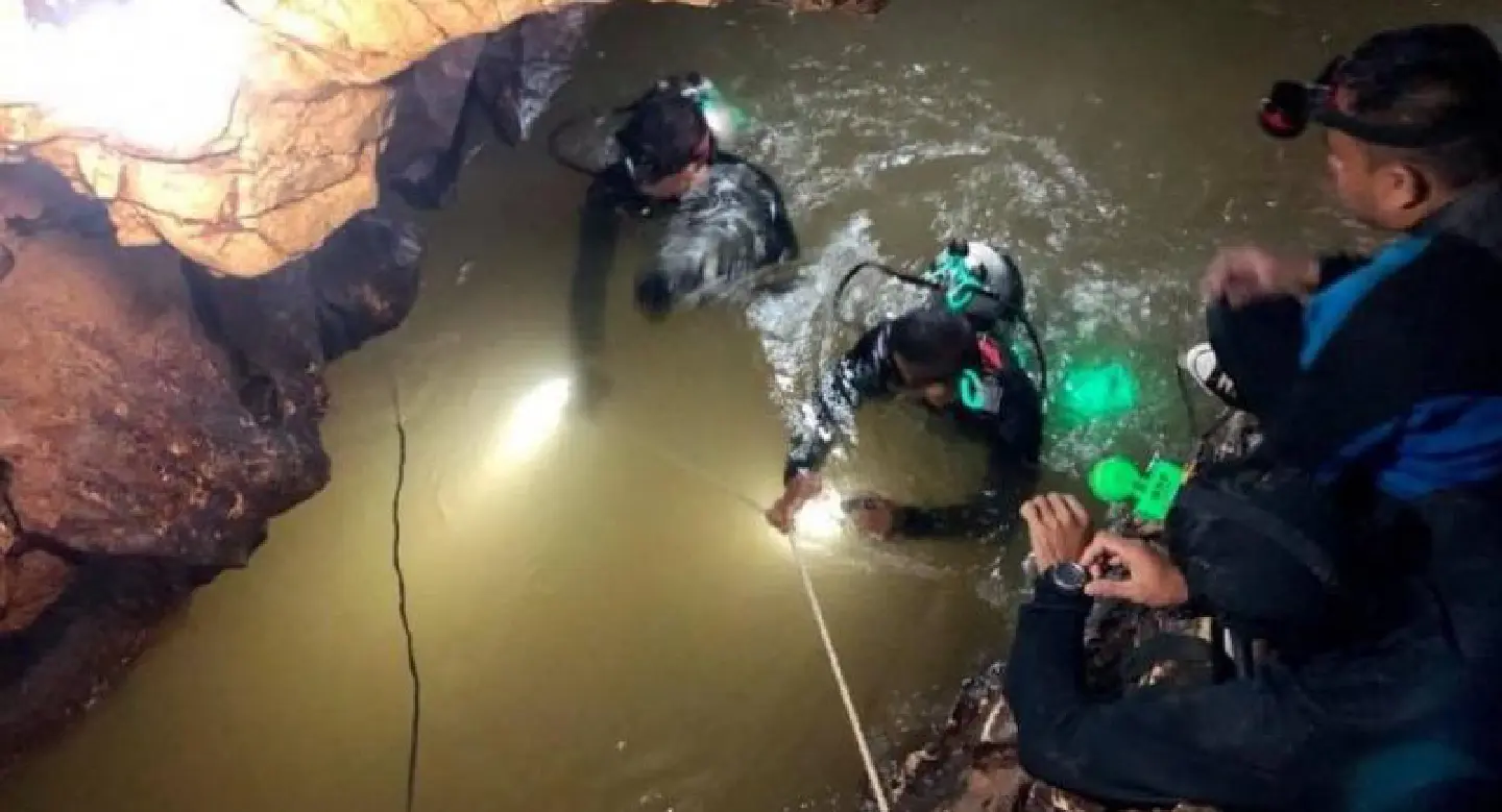 Navy divers make progress in cave rescue