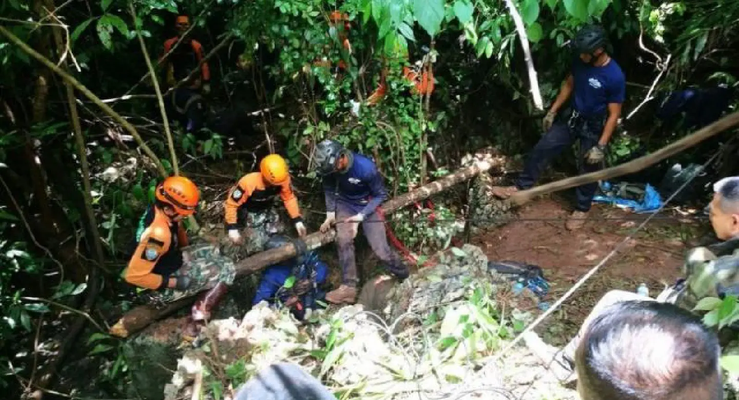 Scientists seek to reduce water level in cave, get access from above Scientists seek to reduce water level in cave, get access from above