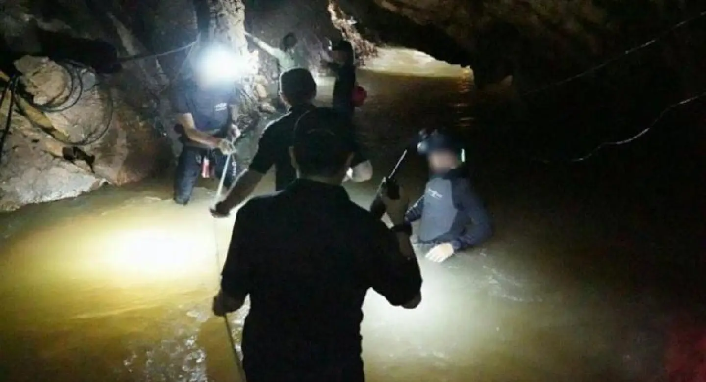 Divers progress in search for missing Thai kids Divers progress in search for missing Thai kids