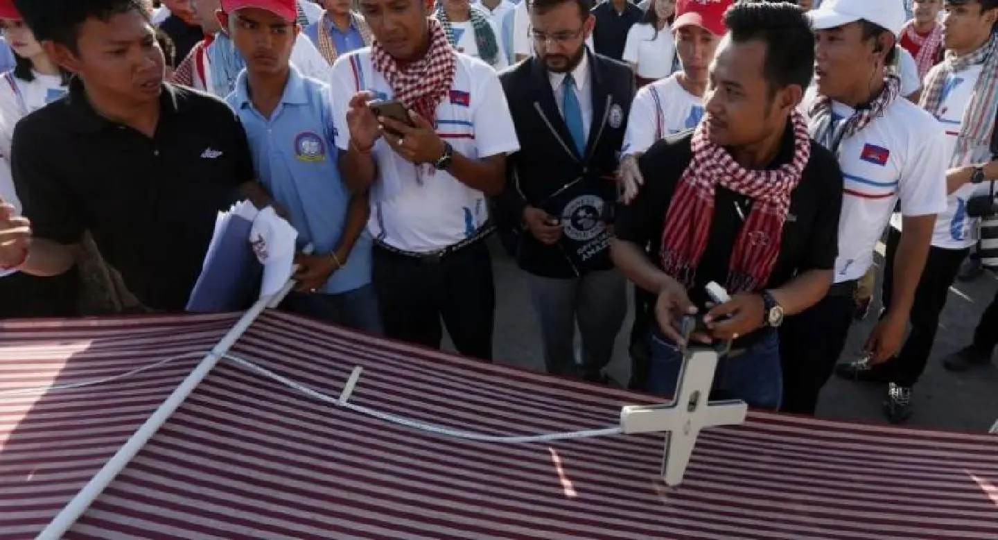 Cambodia earns Guinness Record for longest woven scarf Cambodia earns Guinness Record for longest woven scarf