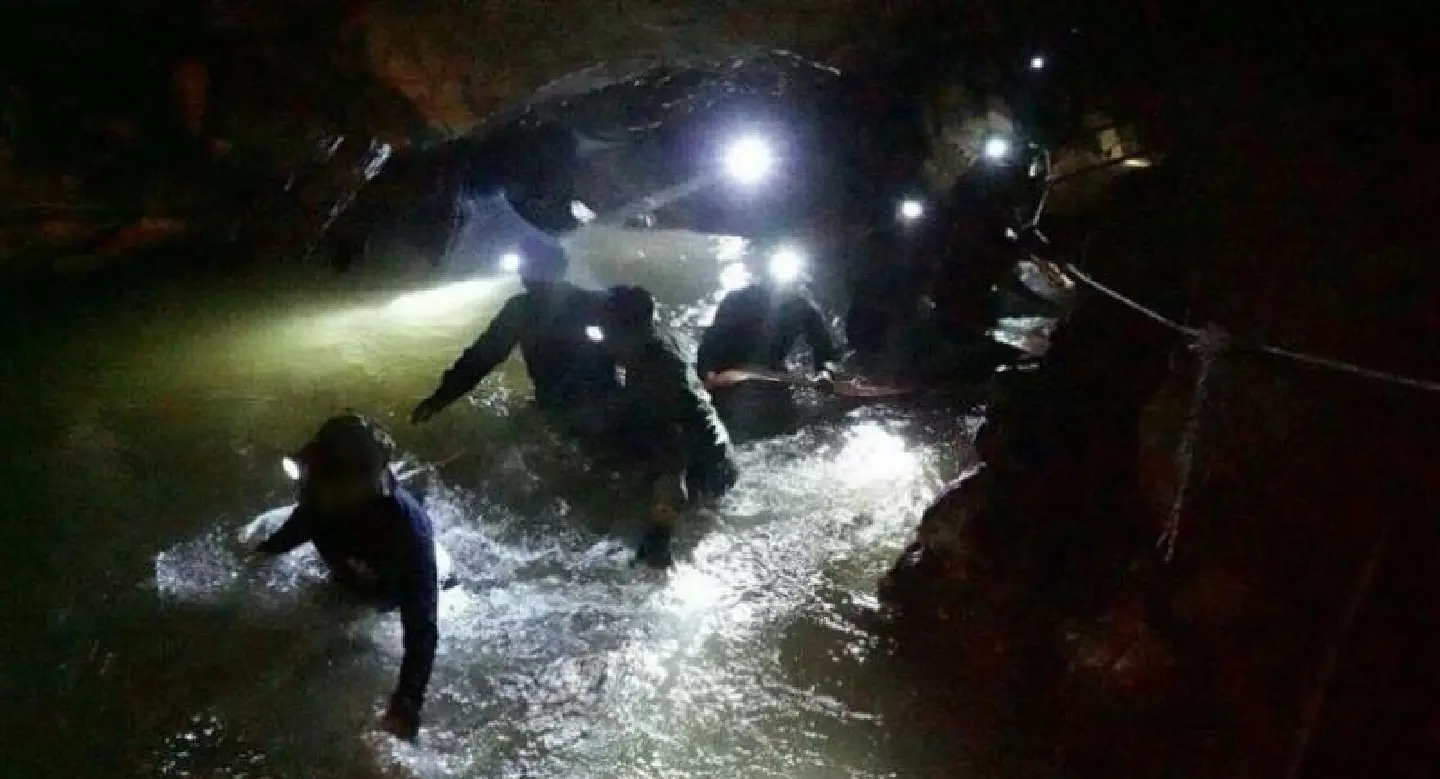 SEAL divers reach cave T-junction SEAL divers reach cave T-junction