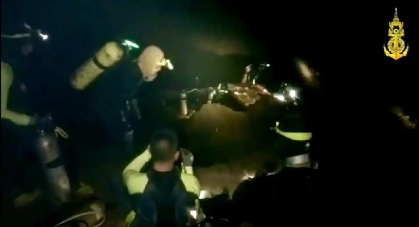 Smaller divers join rescue mission to navigate narrow passageway Smaller divers join rescue mission to navigate narrow passageway