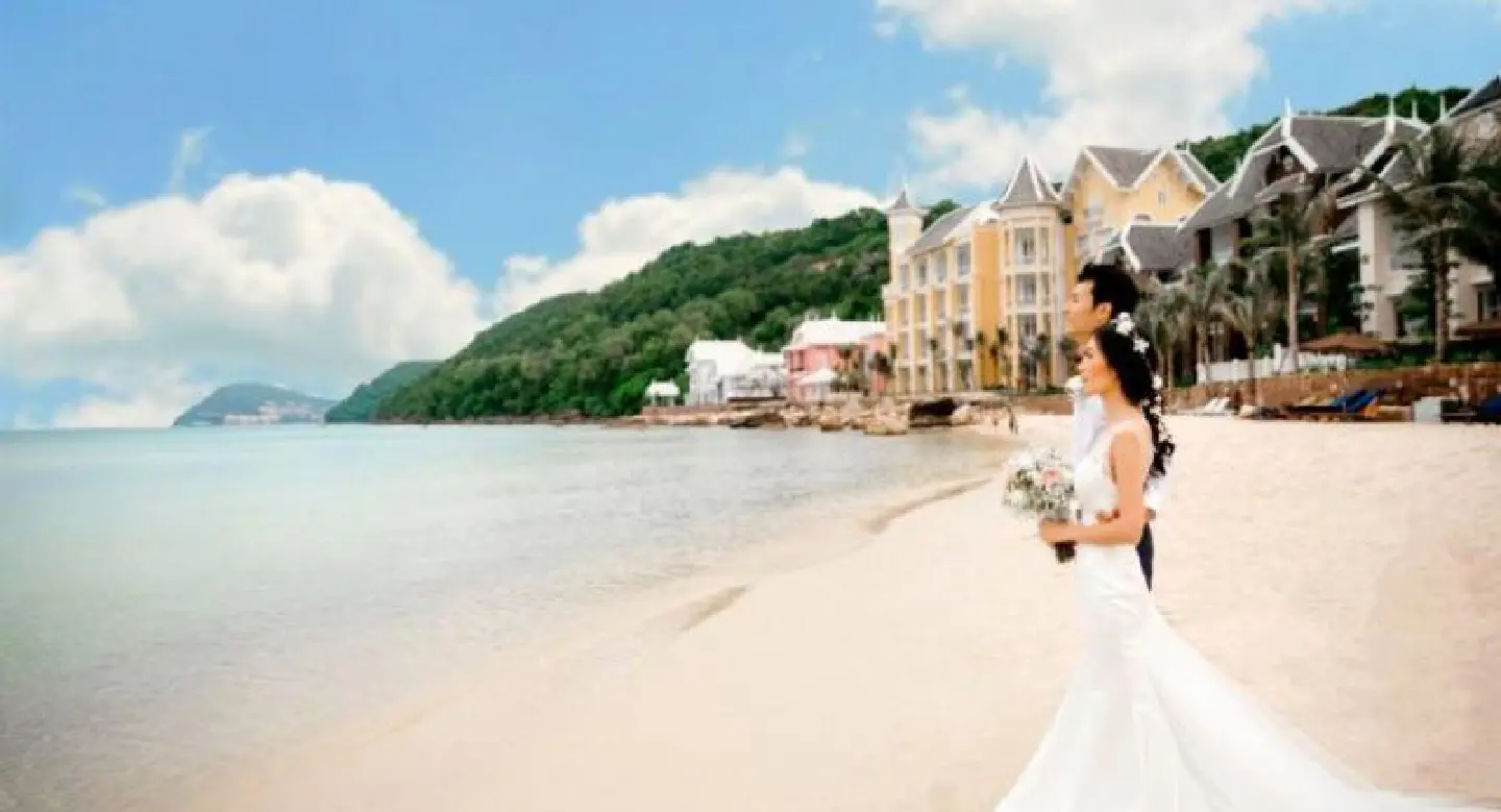 Tying an idyllic knot Tying an idyllic knot